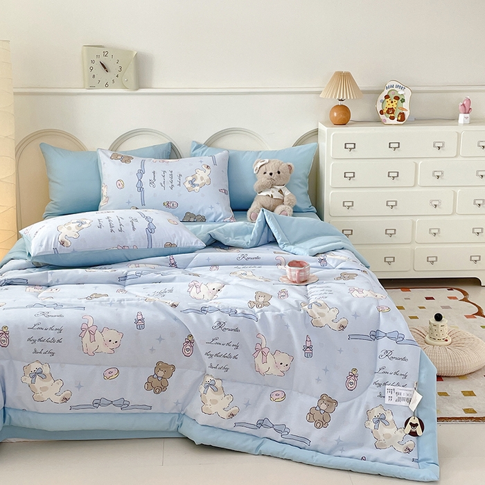 91家纺网 家纺一手货源 找家纺 梵克保罗 2025新款全棉夏被碎花卡通小清新简约纯棉夏凉被夏被四件套三件套 爱美的猫