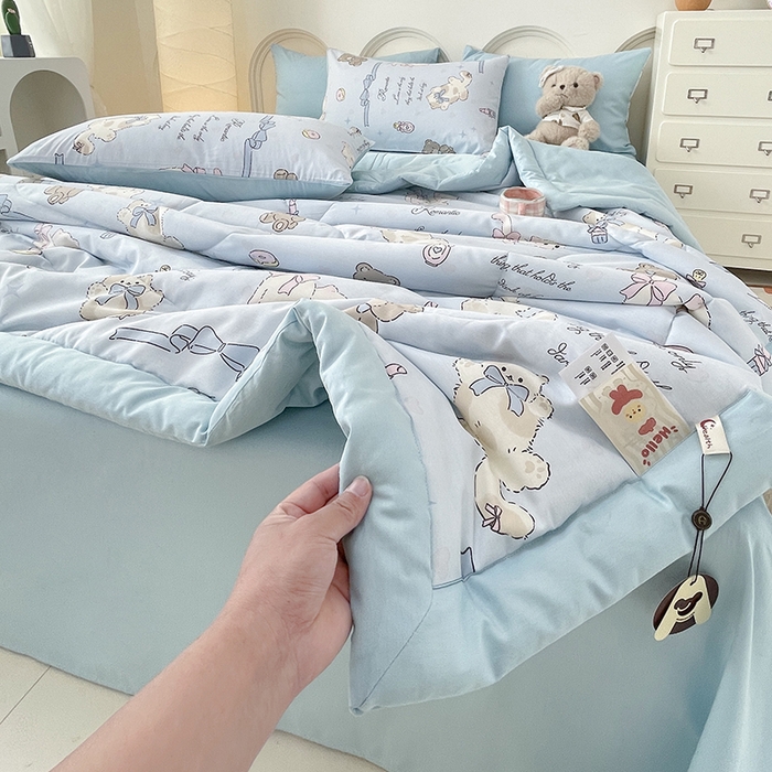 91家纺网 家纺一手货源 找家纺 梵克保罗 2025新款全棉夏被碎花卡通小清新简约纯棉夏凉被夏被四件套三件套 爱美的猫