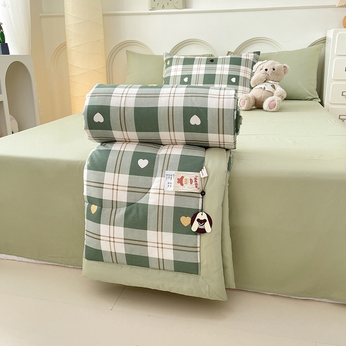 91家纺网 家纺一手货源 找家纺 梵克保罗 2025新款全棉夏被碎花卡通小清新简约纯棉夏凉被夏被四件套三件套 爱心格绿