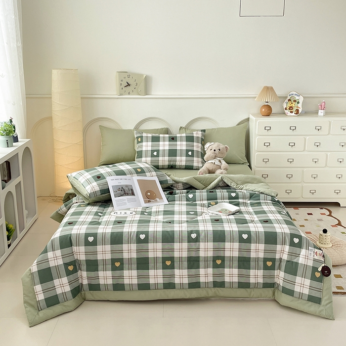 91家纺网 家纺一手货源 找家纺 梵克保罗 2025新款全棉夏被碎花卡通小清新简约纯棉夏凉被夏被四件套三件套 爱心格绿