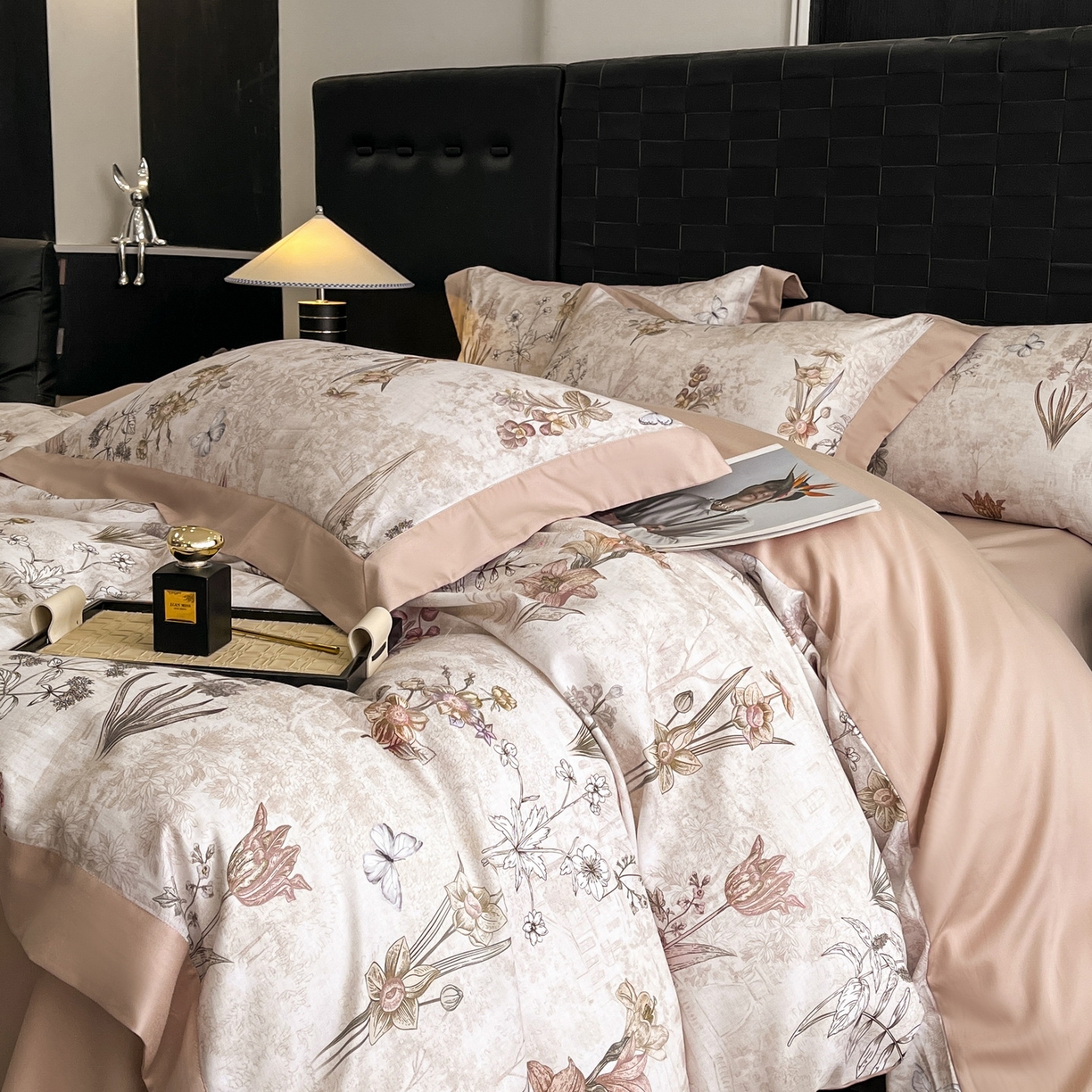 91家纺网 家纺一手货源 找家纺 慕晨 2025新款65%莱赛尔32%棉全棉磨毛数码印花宽边高级简奢款中高端四件套直播热款 岚茜