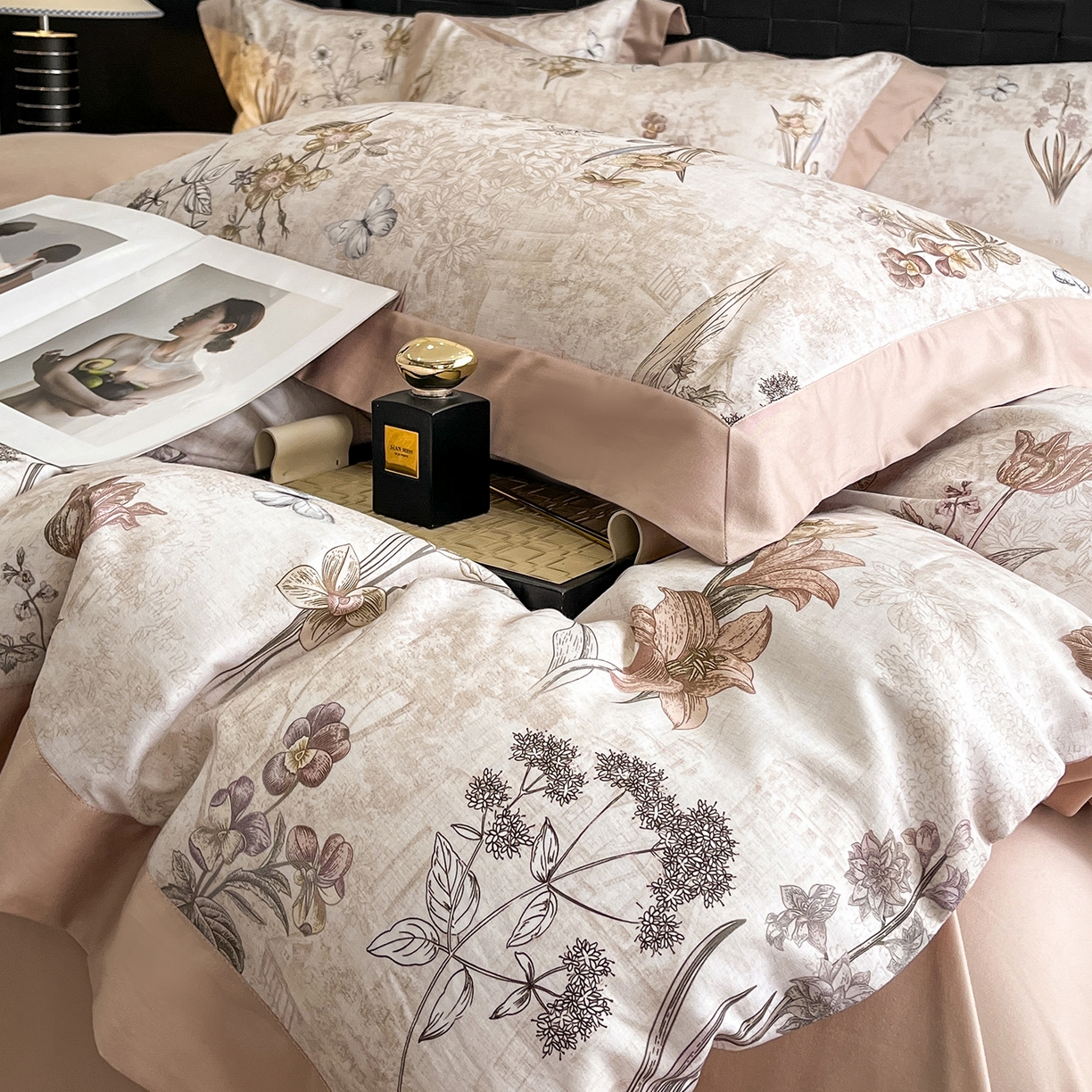 91家纺网 家纺一手货源 找家纺 慕晨 2025新款65%莱赛尔32%棉全棉磨毛数码印花宽边高级简奢款中高端四件套直播热款 岚茜