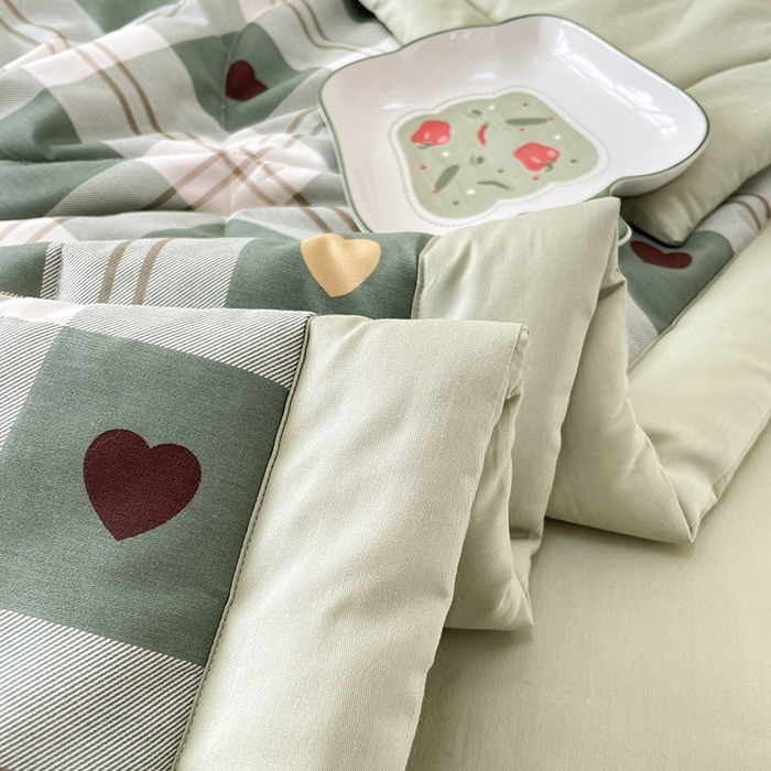 91家纺网 家纺一手货源 找家纺 梵克保罗 2025新款全棉夏被碎花卡通小清新简约纯棉夏凉被夏被四件套三件套 爱心格绿