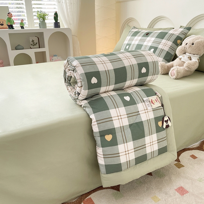 91家纺网 家纺一手货源 找家纺 梵克保罗 2025新款全棉夏被碎花卡通小清新简约纯棉夏凉被夏被四件套三件套 爱心格绿