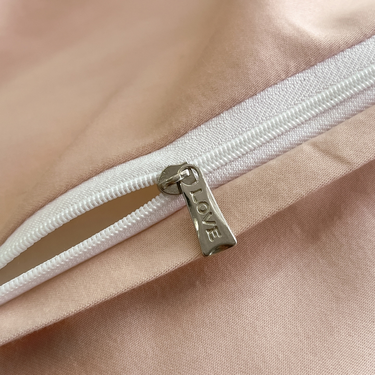 91家纺网 家纺一手货源 找家纺 慕晨 2025新款65%莱赛尔32%棉全棉磨毛数码印花宽边高级简奢款中高端四件套直播热款 岚茜