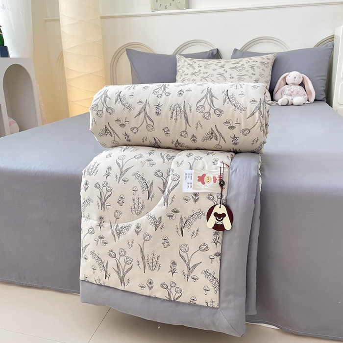 91家纺网 家纺一手货源 找家纺 梵克保罗 2025新款全棉夏被碎花卡通小清新简约纯棉夏凉被夏被四件套三件套 白芨