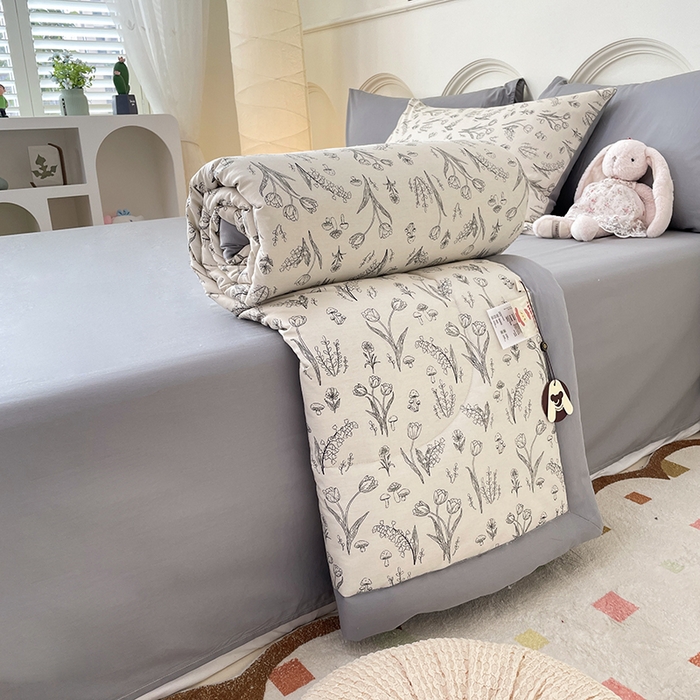 91家纺网 家纺一手货源 找家纺 梵克保罗 2025新款全棉夏被碎花卡通小清新简约纯棉夏凉被夏被四件套三件套 白芨