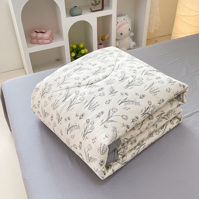 91家纺网 家纺一手货源 找家纺 梵克保罗 2025新款全棉夏被碎花卡通小清新简约纯棉夏凉被夏被四件套三件套 白芨