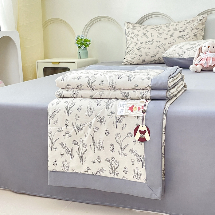 91家纺网 家纺一手货源 找家纺 梵克保罗 2025新款全棉夏被碎花卡通小清新简约纯棉夏凉被夏被四件套三件套 白芨