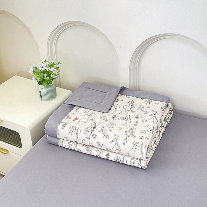 91家纺网 家纺一手货源 找家纺 梵克保罗 2025新款全棉夏被碎花卡通小清新简约纯棉夏凉被夏被四件套三件套 白芨