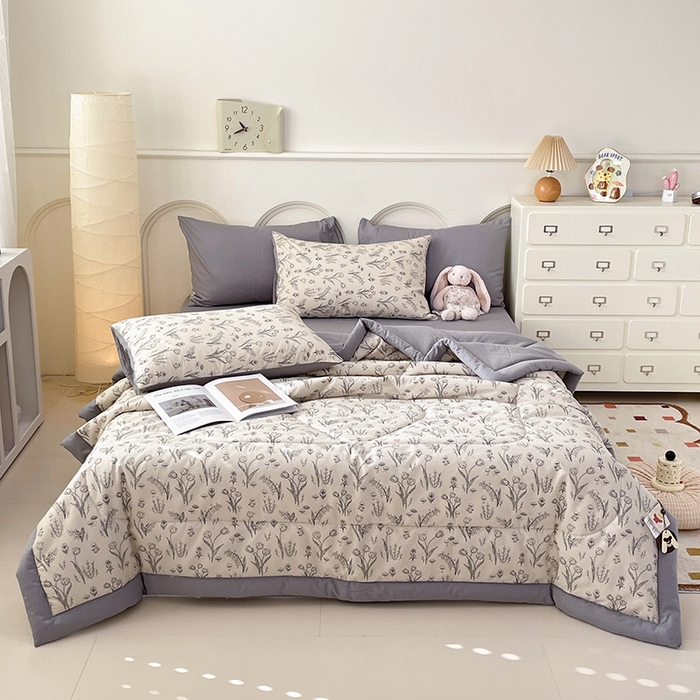 91家纺网 家纺一手货源 找家纺 梵克保罗 2025新款全棉夏被碎花卡通小清新简约纯棉夏凉被夏被四件套三件套 白芨