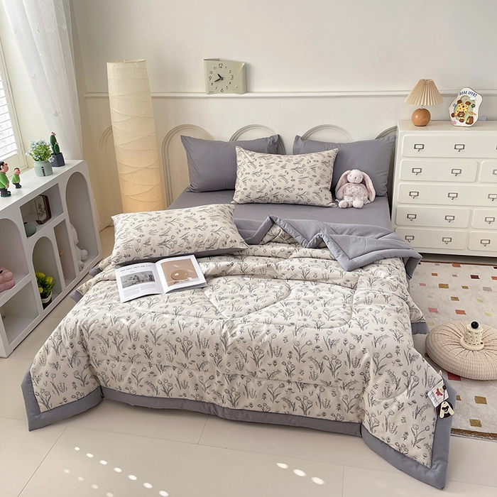 91家纺网 家纺一手货源 找家纺 梵克保罗 2025新款全棉夏被碎花卡通小清新简约纯棉夏凉被夏被四件套三件套 白芨