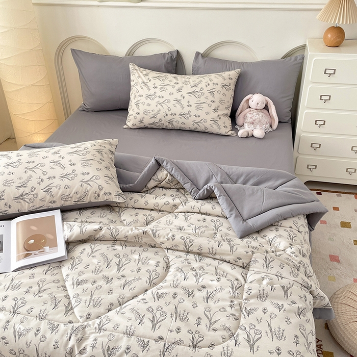 91家纺网 家纺一手货源 找家纺 梵克保罗 2025新款全棉夏被碎花卡通小清新简约纯棉夏凉被夏被四件套三件套 白芨