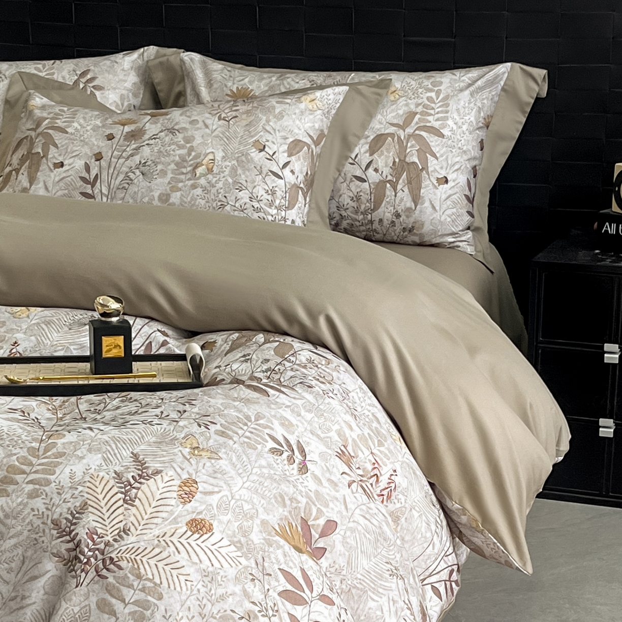 91家纺网 家纺一手货源 找家纺 慕晨 2025新款65%莱赛尔32%棉全棉磨毛数码印花宽边高级简奢款中高端四件套直播热款 蔓语