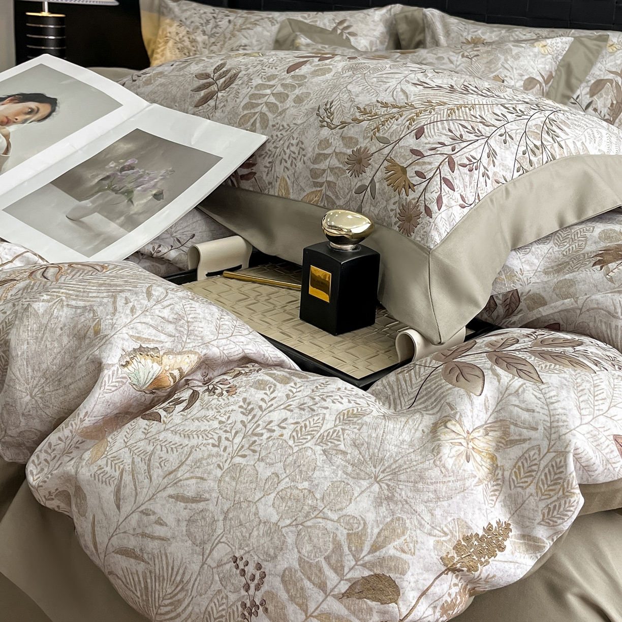 91家纺网 家纺一手货源 找家纺 慕晨 2025新款65%莱赛尔32%棉全棉磨毛数码印花宽边高级简奢款中高端四件套直播热款 蔓语