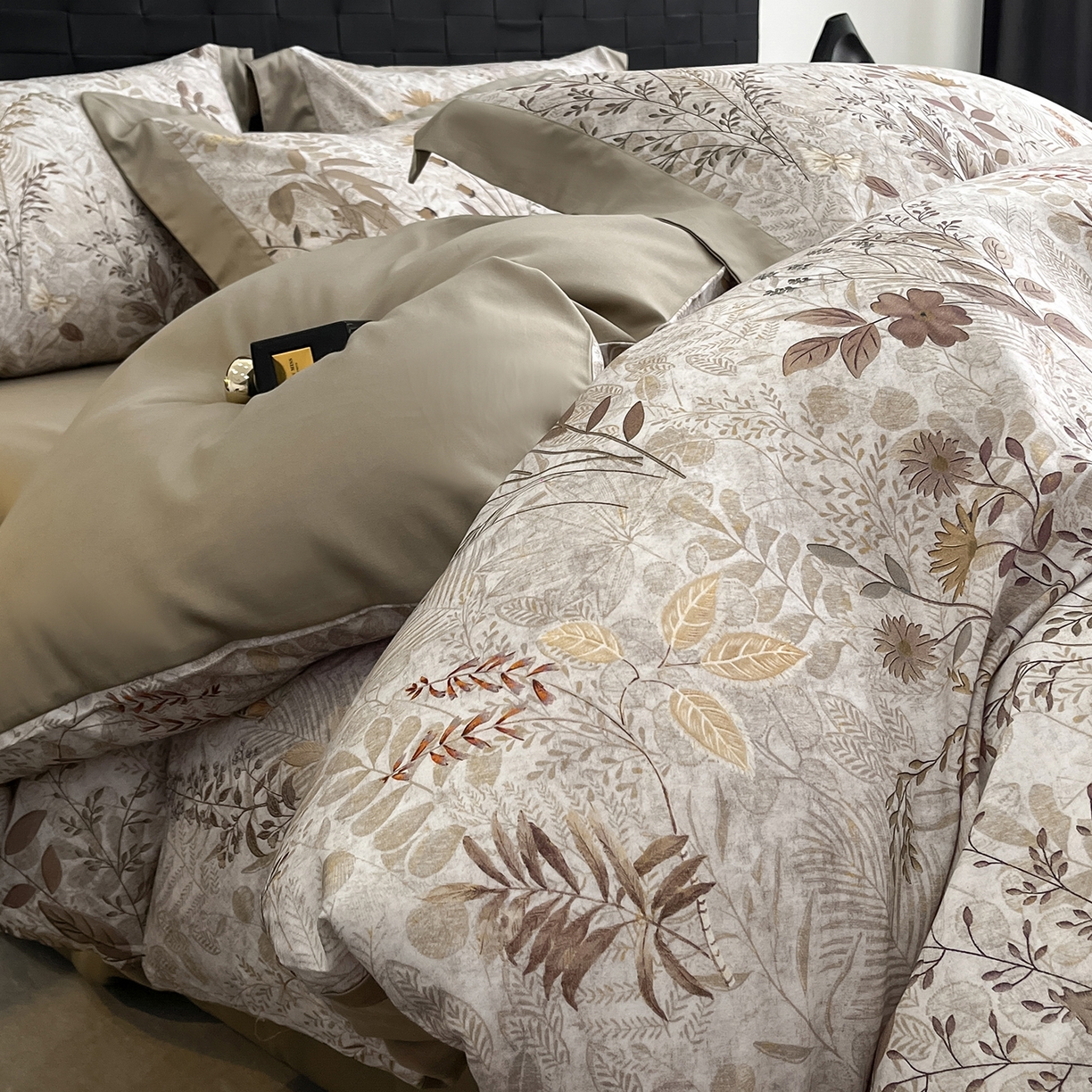 91家纺网 家纺一手货源 找家纺 慕晨 2025新款65%莱赛尔32%棉全棉磨毛数码印花宽边高级简奢款中高端四件套直播热款 蔓语