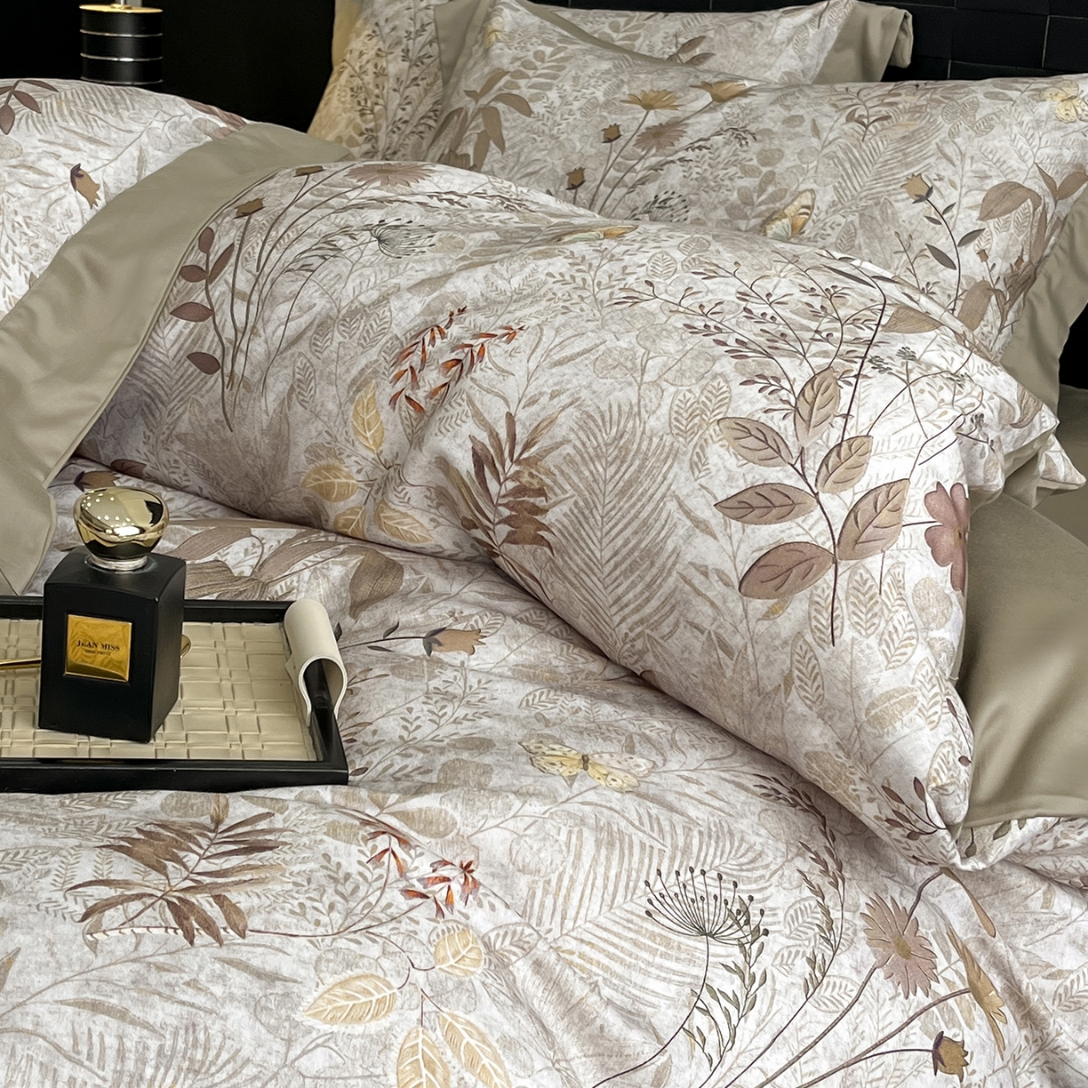 91家纺网 家纺一手货源 找家纺 慕晨 2025新款65%莱赛尔32%棉全棉磨毛数码印花宽边高级简奢款中高端四件套直播热款 蔓语