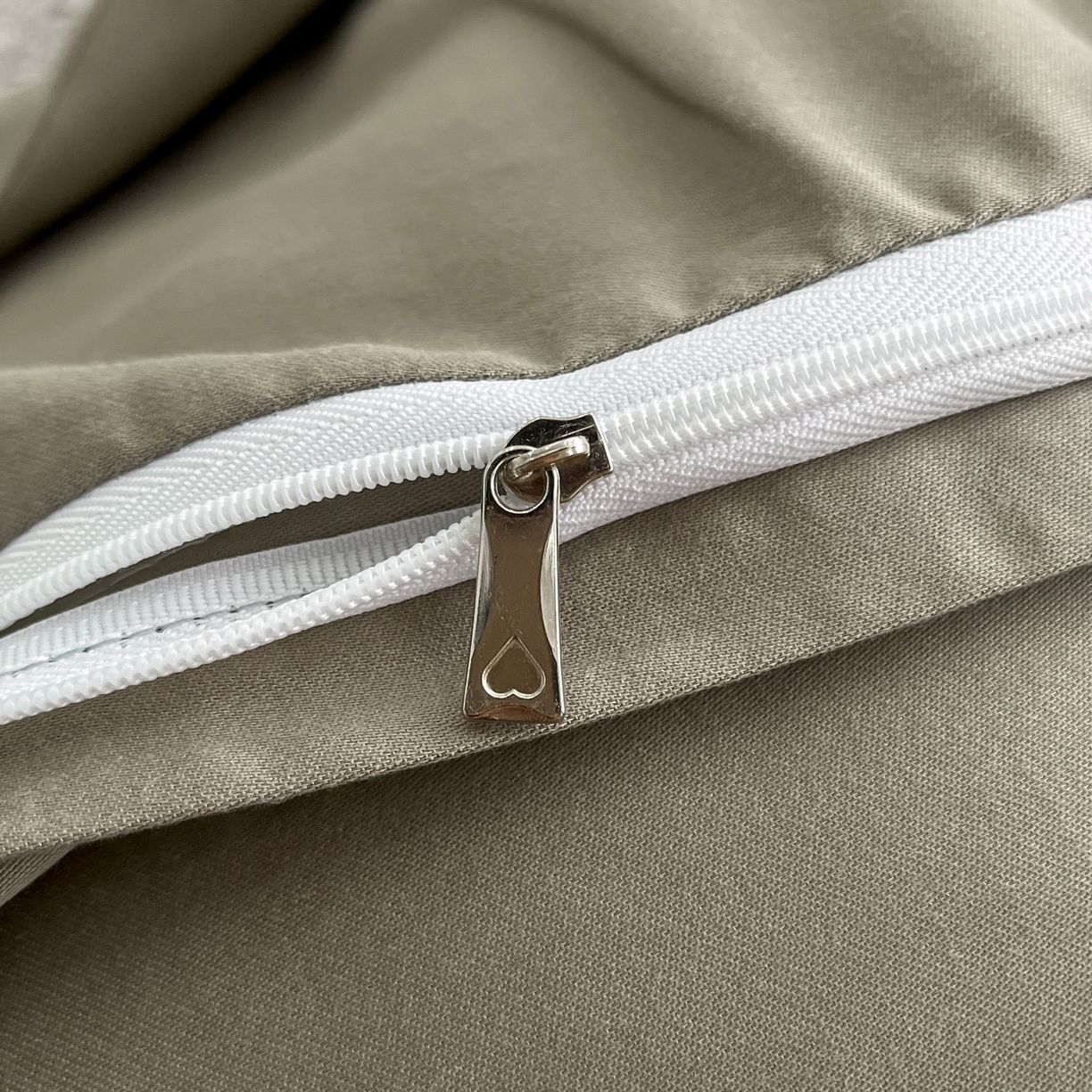 91家纺网 家纺一手货源 找家纺 慕晨 2025新款65%莱赛尔32%棉全棉磨毛数码印花宽边高级简奢款中高端四件套直播热款 蔓语