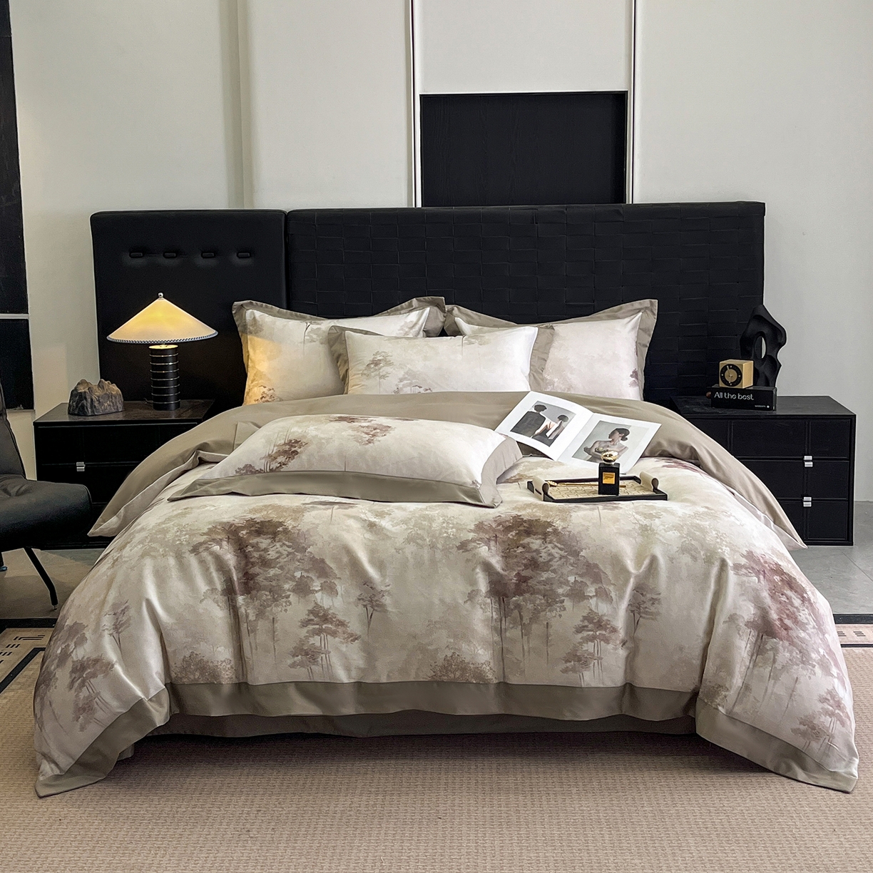 91家纺网 家纺一手货源 找家纺 慕晨 2025新款65%莱赛尔32%棉全棉磨毛数码印花宽边高级简奢款中高端四件套直播热款 墨轩