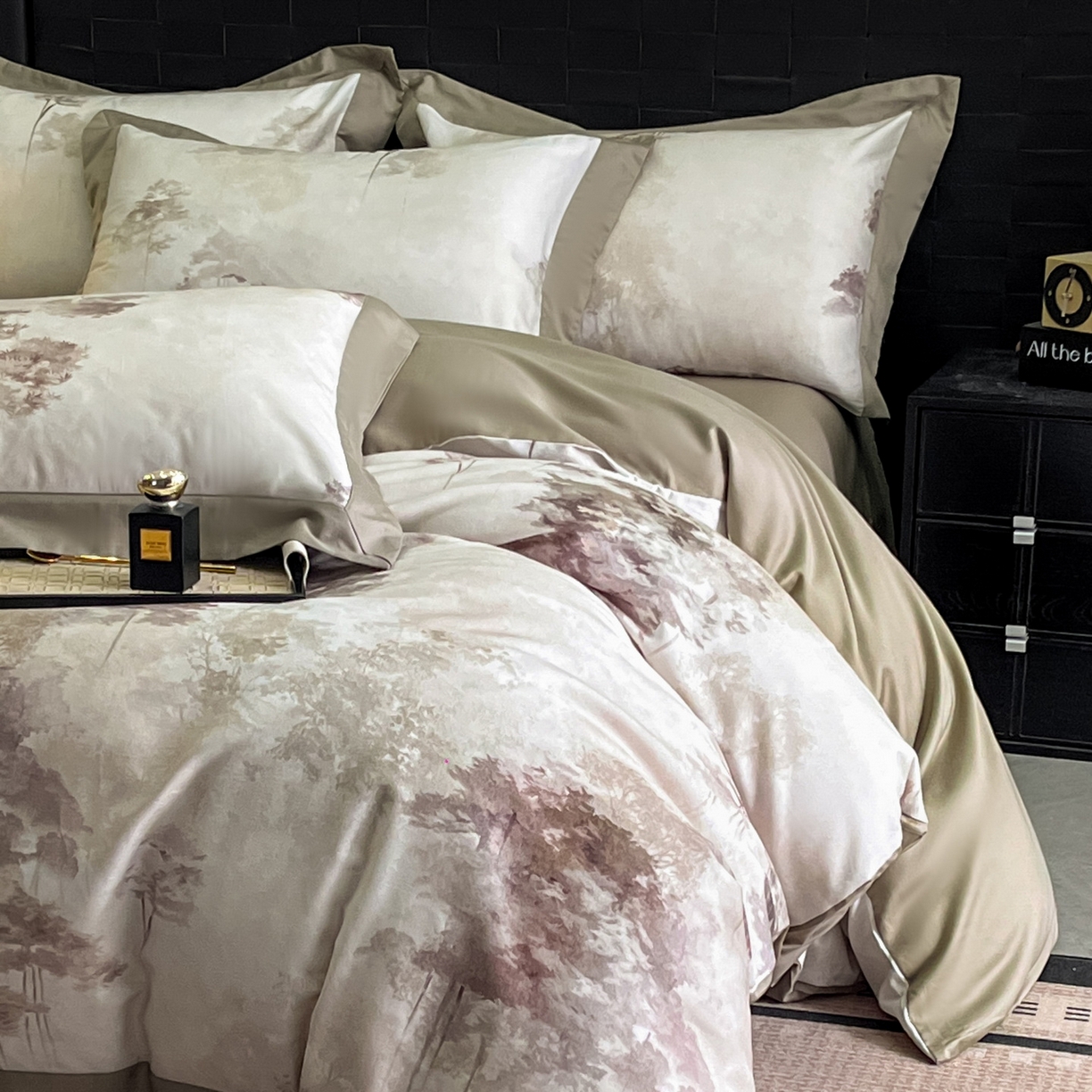 91家纺网 家纺一手货源 找家纺 慕晨 2025新款65%莱赛尔32%棉全棉磨毛数码印花宽边高级简奢款中高端四件套直播热款 墨轩