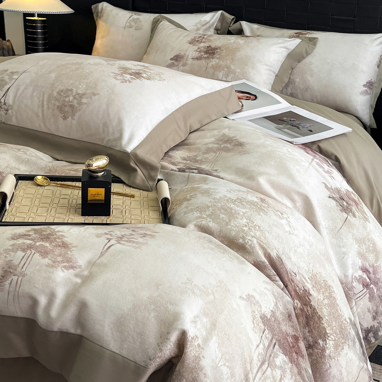 91家纺网 家纺一手货源 找家纺 慕晨 2025新款65%莱赛尔32%棉全棉磨毛数码印花宽边高级简奢款中高端四件套直播热款 墨轩