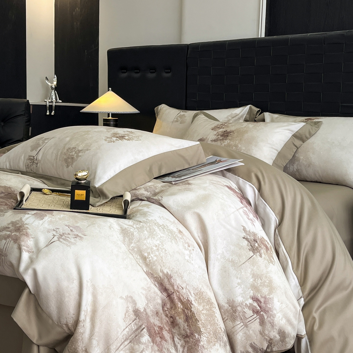 91家纺网 家纺一手货源 找家纺 慕晨 2025新款65%莱赛尔32%棉全棉磨毛数码印花宽边高级简奢款中高端四件套直播热款 墨轩