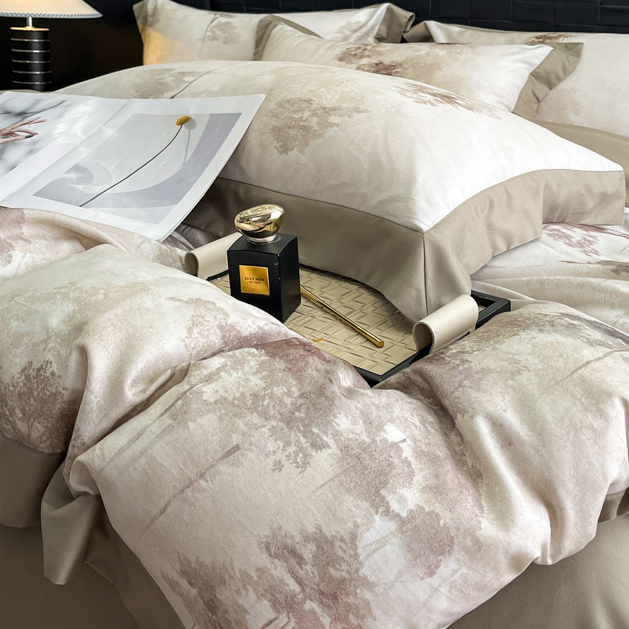 91家纺网 家纺一手货源 找家纺 慕晨 2025新款65%莱赛尔32%棉全棉磨毛数码印花宽边高级简奢款中高端四件套直播热款 墨轩