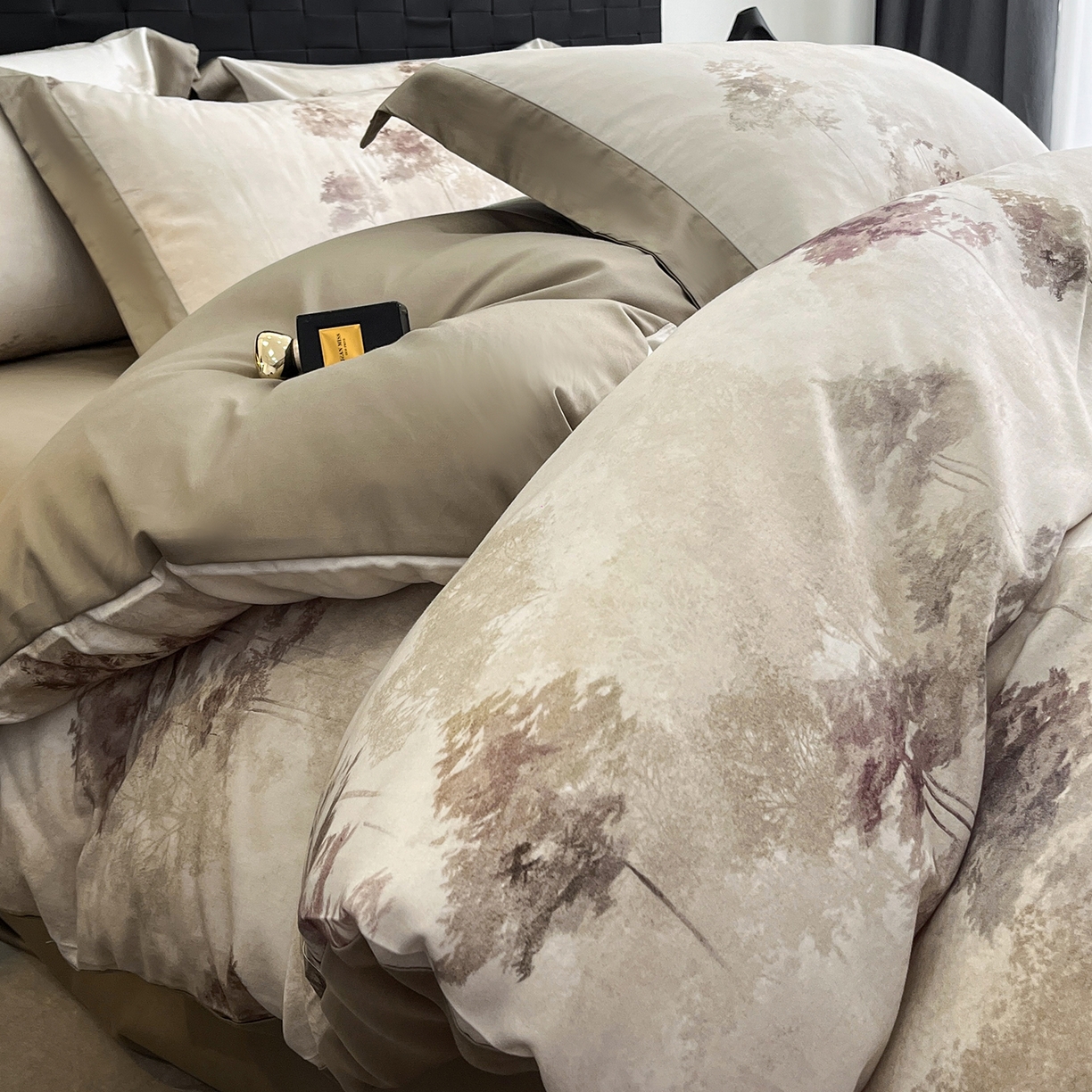 91家纺网 家纺一手货源 找家纺 慕晨 2025新款65%莱赛尔32%棉全棉磨毛数码印花宽边高级简奢款中高端四件套直播热款 墨轩