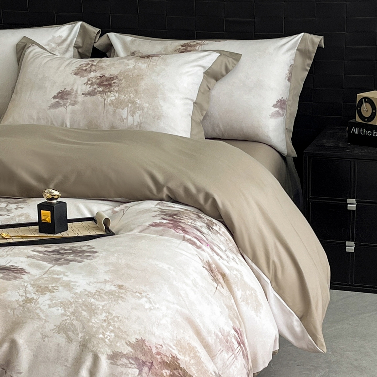 91家纺网 家纺一手货源 找家纺 慕晨 2025新款65%莱赛尔32%棉全棉磨毛数码印花宽边高级简奢款中高端四件套直播热款 墨轩