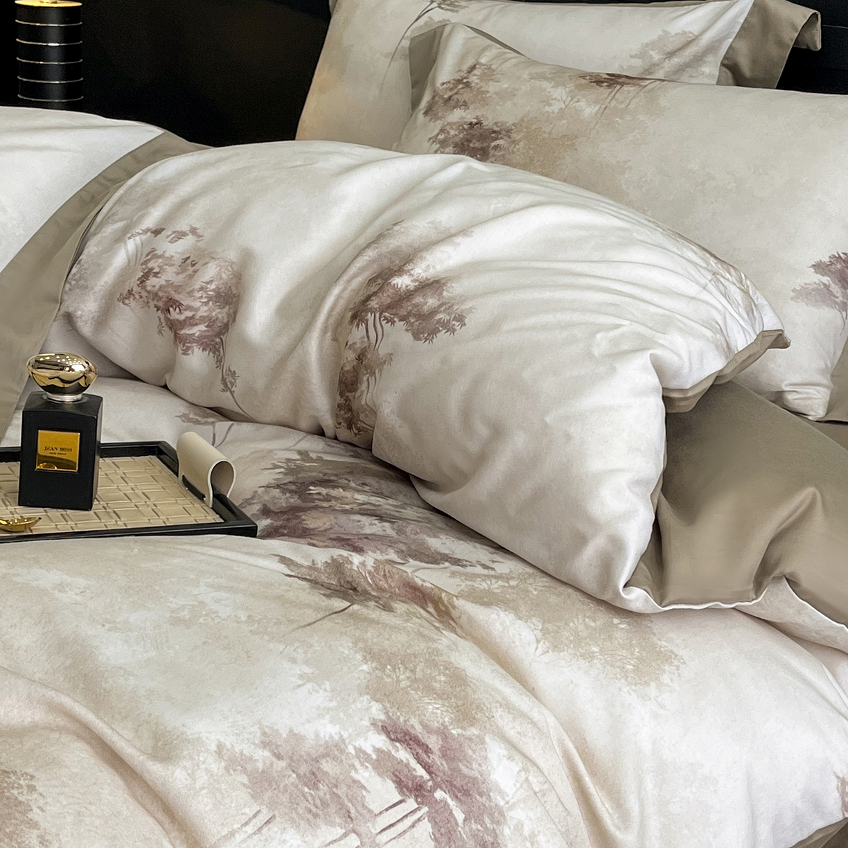 91家纺网 家纺一手货源 找家纺 慕晨 2025新款65%莱赛尔32%棉全棉磨毛数码印花宽边高级简奢款中高端四件套直播热款 墨轩