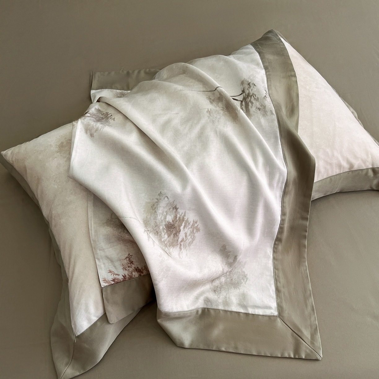 91家纺网 家纺一手货源 找家纺 慕晨 2025新款65%莱赛尔32%棉全棉磨毛数码印花宽边高级简奢款中高端四件套直播热款 墨轩