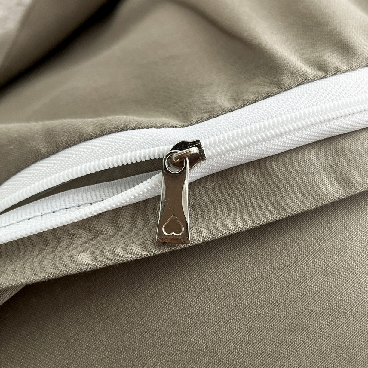 91家纺网 家纺一手货源 找家纺 慕晨 2025新款65%莱赛尔32%棉全棉磨毛数码印花宽边高级简奢款中高端四件套直播热款 墨轩