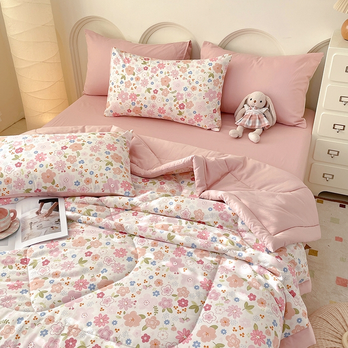 91家纺网 家纺一手货源 找家纺 梵克保罗 2025新款全棉夏被碎花卡通小清新简约纯棉夏凉被夏被四件套三件套 粉色浪漫