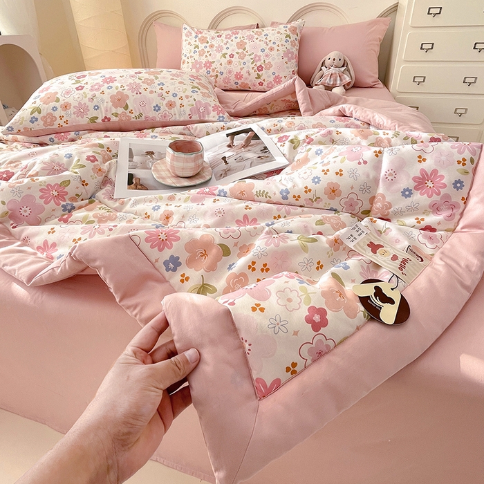 91家纺网 家纺一手货源 找家纺 梵克保罗 2025新款全棉夏被碎花卡通小清新简约纯棉夏凉被夏被四件套三件套 粉色浪漫