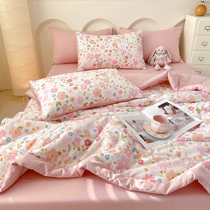 91家纺网 家纺一手货源 找家纺 梵克保罗 2025新款全棉夏被碎花卡通小清新简约纯棉夏凉被夏被四件套三件套 粉色浪漫