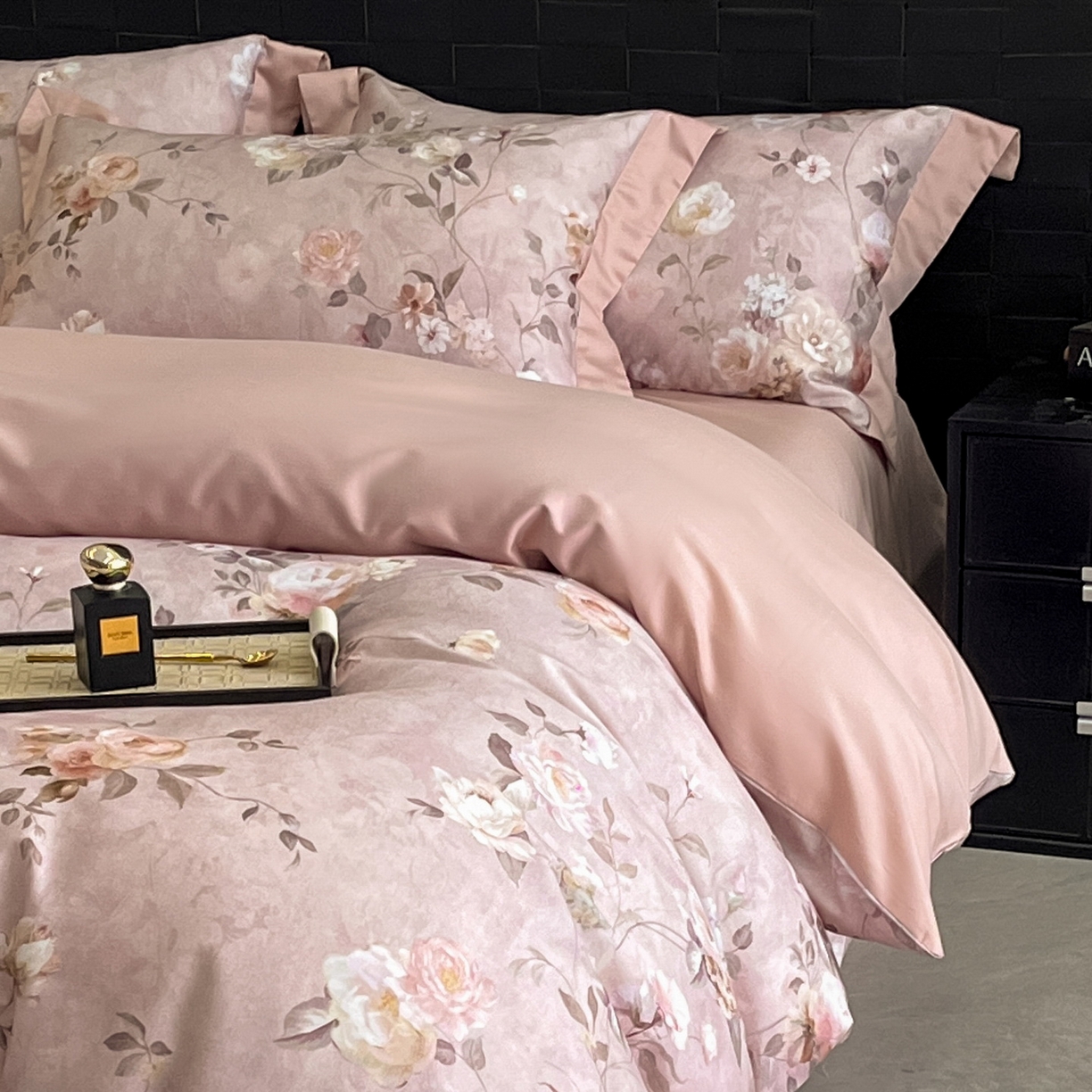 91家纺网 家纺一手货源 找家纺 慕晨 2025新款65%莱赛尔32%棉全棉磨毛数码印花宽边高级简奢款中高端四件套直播热款 絮语