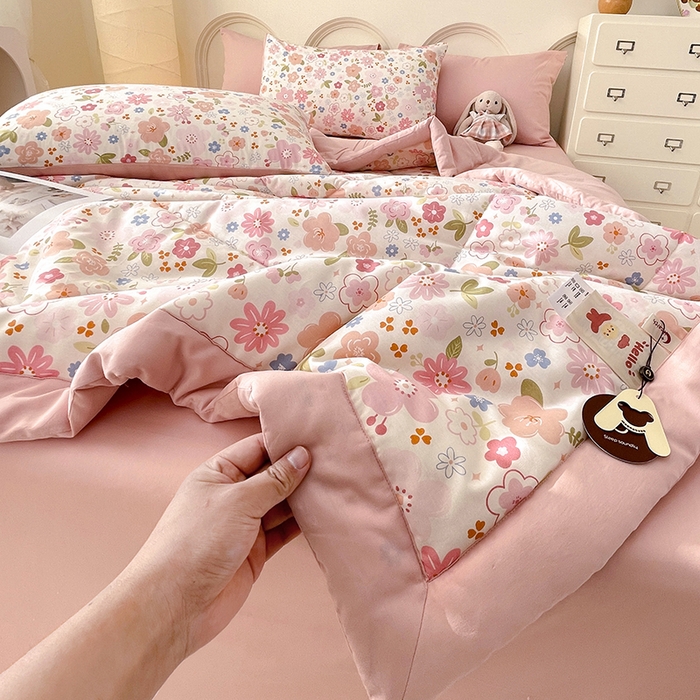 91家纺网 家纺一手货源 找家纺 梵克保罗 2025新款全棉夏被碎花卡通小清新简约纯棉夏凉被夏被四件套三件套 粉色浪漫