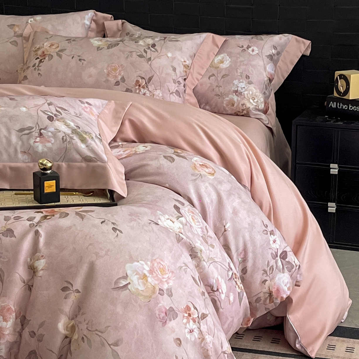 91家纺网 家纺一手货源 找家纺 慕晨 2025新款65%莱赛尔32%棉全棉磨毛数码印花宽边高级简奢款中高端四件套直播热款 絮语