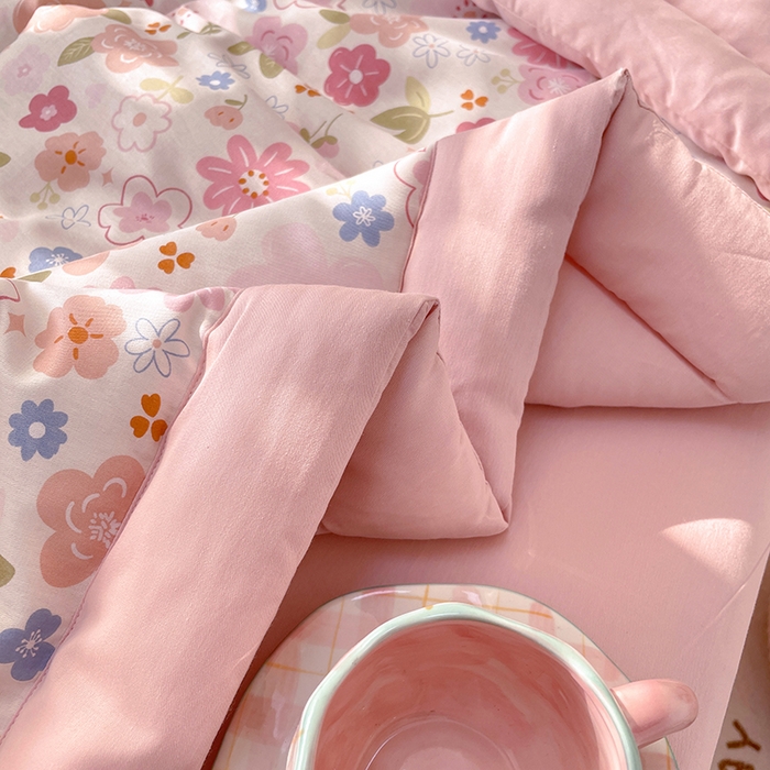 91家纺网 家纺一手货源 找家纺 梵克保罗 2025新款全棉夏被碎花卡通小清新简约纯棉夏凉被夏被四件套三件套 粉色浪漫