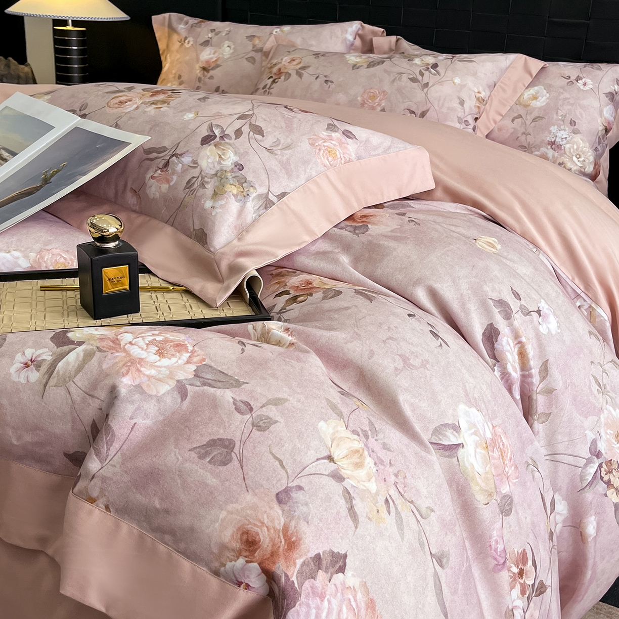 91家纺网 家纺一手货源 找家纺 慕晨 2025新款65%莱赛尔32%棉全棉磨毛数码印花宽边高级简奢款中高端四件套直播热款 絮语