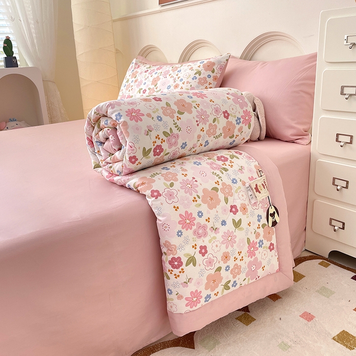 91家纺网 家纺一手货源 找家纺 梵克保罗 2025新款全棉夏被碎花卡通小清新简约纯棉夏凉被夏被四件套三件套 粉色浪漫