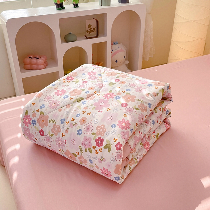 91家纺网 家纺一手货源 找家纺 梵克保罗 2025新款全棉夏被碎花卡通小清新简约纯棉夏凉被夏被四件套三件套 粉色浪漫