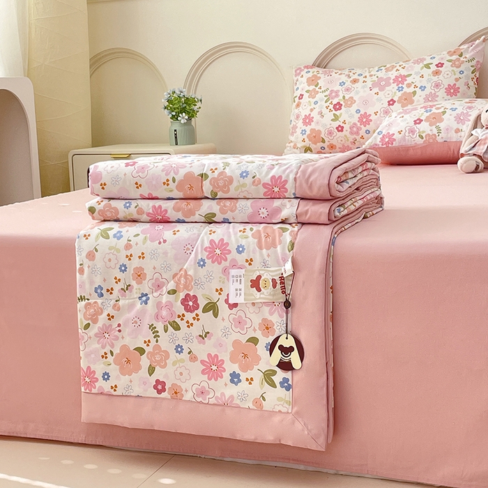 91家纺网 家纺一手货源 找家纺 梵克保罗 2025新款全棉夏被碎花卡通小清新简约纯棉夏凉被夏被四件套三件套 粉色浪漫