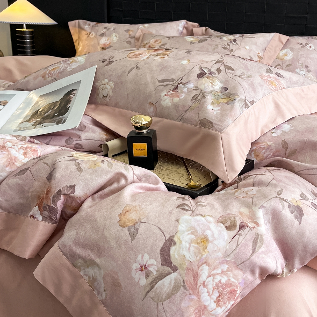 91家纺网 家纺一手货源 找家纺 慕晨 2025新款65%莱赛尔32%棉全棉磨毛数码印花宽边高级简奢款中高端四件套直播热款 絮语