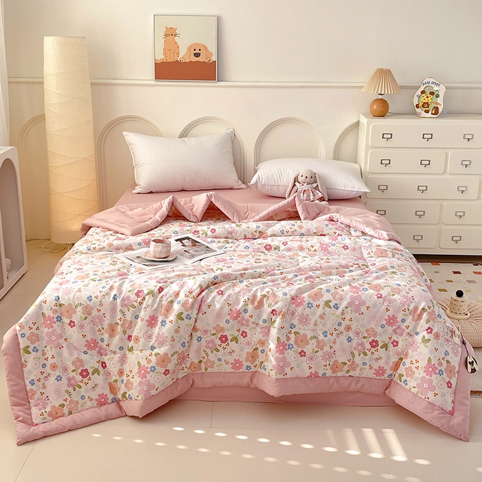91家纺网 家纺一手货源 找家纺 梵克保罗 2025新款全棉夏被碎花卡通小清新简约纯棉夏凉被夏被四件套三件套 粉色浪漫