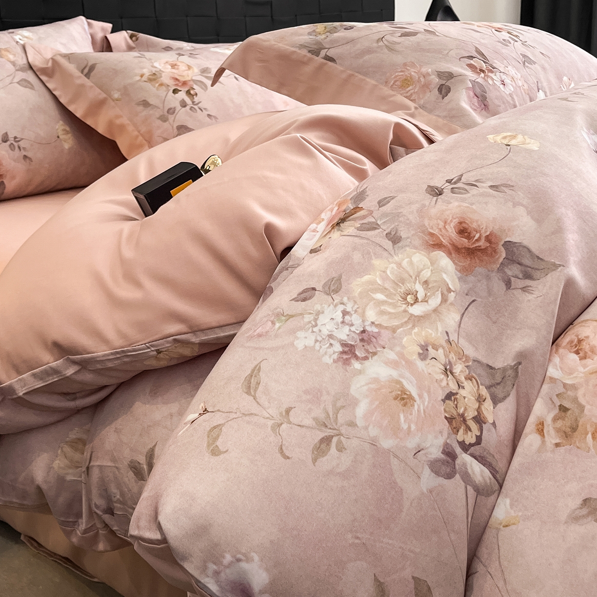 91家纺网 家纺一手货源 找家纺 慕晨 2025新款65%莱赛尔32%棉全棉磨毛数码印花宽边高级简奢款中高端四件套直播热款 絮语