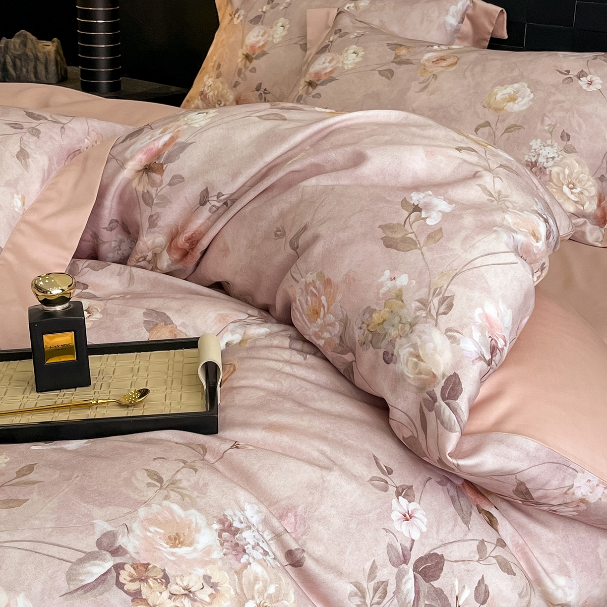 91家纺网 家纺一手货源 找家纺 慕晨 2025新款65%莱赛尔32%棉全棉磨毛数码印花宽边高级简奢款中高端四件套直播热款 絮语