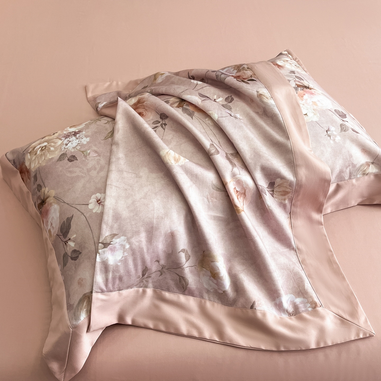 91家纺网 家纺一手货源 找家纺 慕晨 2025新款65%莱赛尔32%棉全棉磨毛数码印花宽边高级简奢款中高端四件套直播热款 絮语