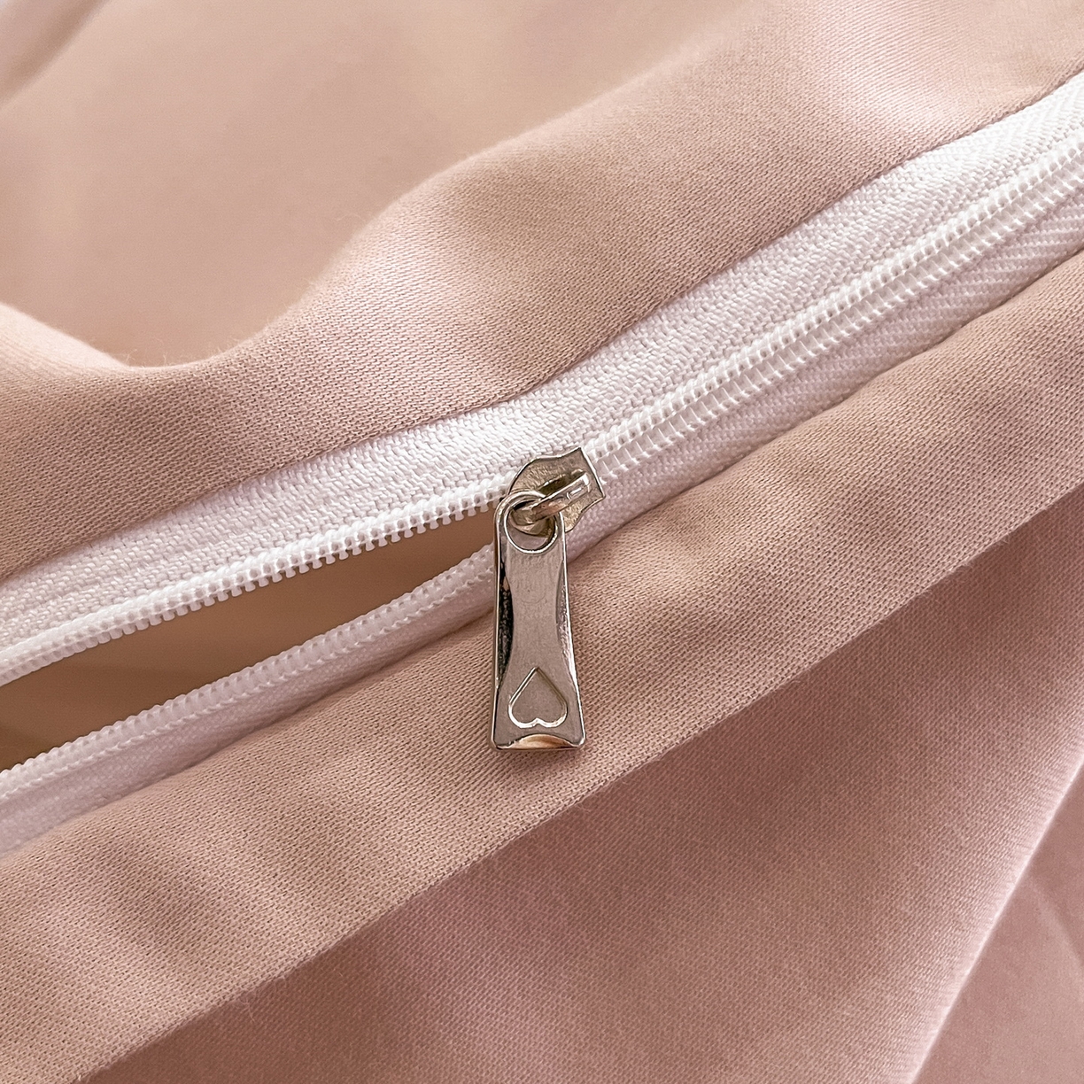 91家纺网 家纺一手货源 找家纺 慕晨 2025新款65%莱赛尔32%棉全棉磨毛数码印花宽边高级简奢款中高端四件套直播热款 絮语