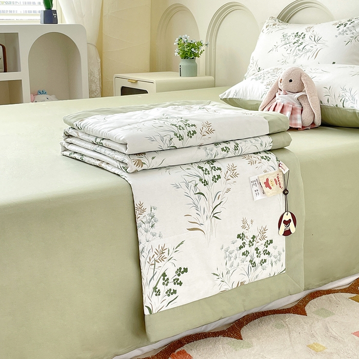 91家纺网 家纺一手货源 找家纺 梵克保罗 2025新款全棉夏被碎花卡通小清新简约纯棉夏凉被夏被四件套三件套 风铃草